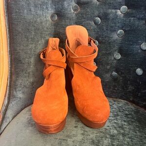 FREE PEOPLE Cedar Clogs Size 38 US 7.5 Women’s Wood Heels Brown Suede Strap